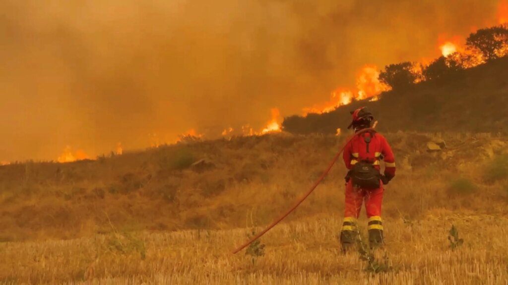 Incêndios florestais forçam evacuação de 200 mil na Europa