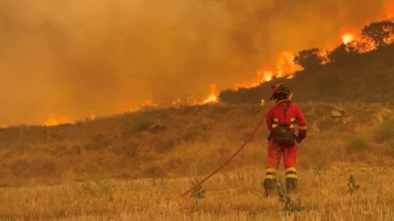 Incêndios florestais forçam evacuação de 200 mil na Europa