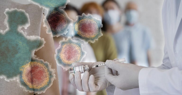 imagem mostra duas mãos com luvas cirúrgicas, retirando um pouco de vacina com uma seringa. À esquerda, alguns ícones do coronavírus e, ao fundo, uma fila de pacientes desfocados.
