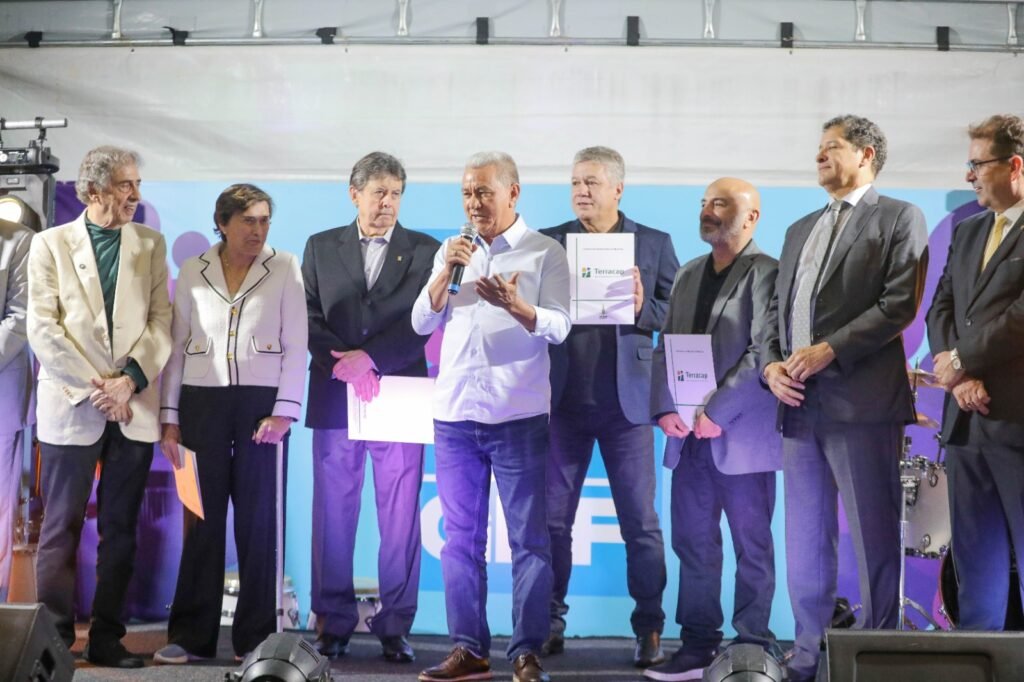 GDF entrega concessões de uso a quatro clubes e associações