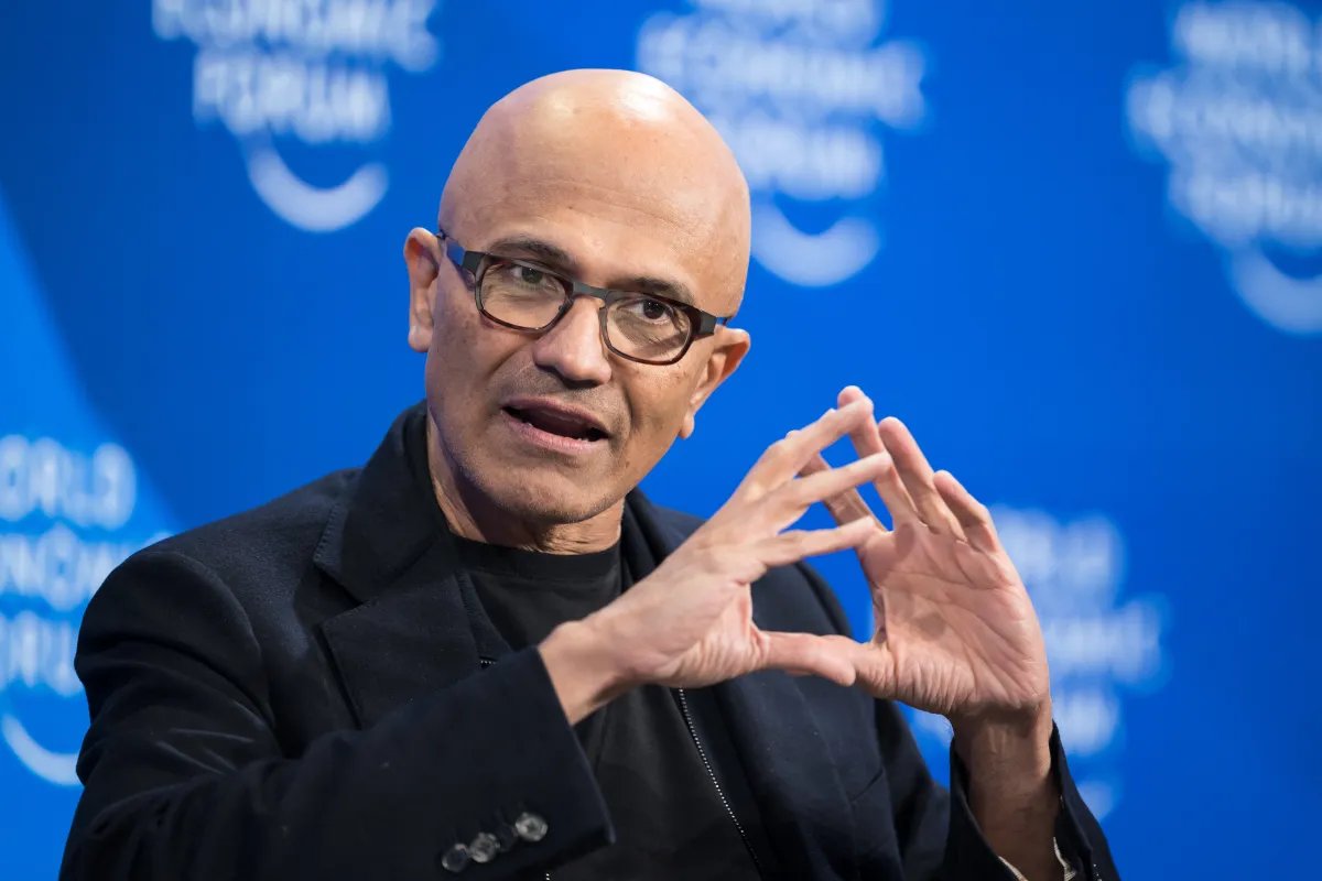 Microsoft intensifica concorrência com OpenAI e Anthropic