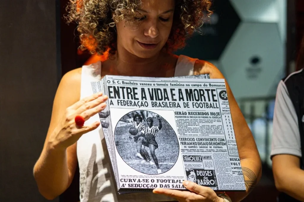 Em visita a São Januário, Aira Bonfim destaca que mulheres permaneceram no futebol como jogadoras, torcedoras, árbitras e organizadoras, mesmo afastadas dos registros oficiais.
