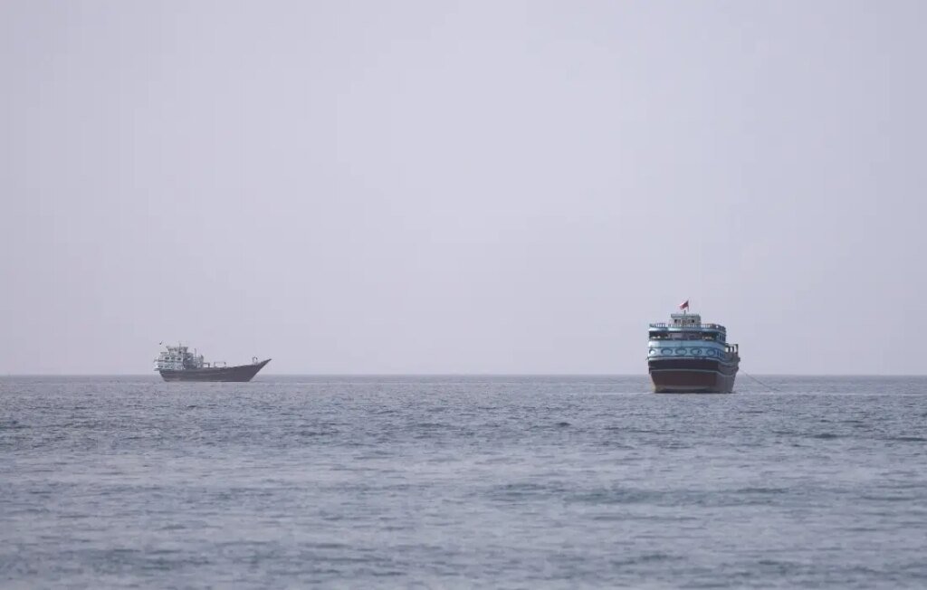 Navio em chamas no Estreito de Ormuz, confirmam Forças Armadas britânicas