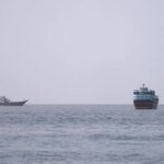Navio em chamas no Estreito de Ormuz, confirmam Forças Armadas britânicas Navio em chamas no Estreito de Ormuz, confirmam Forças Armadas britânicas