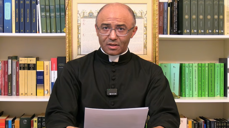 Padre excomungado diz que foi advertido por recriminar rituais de macumba