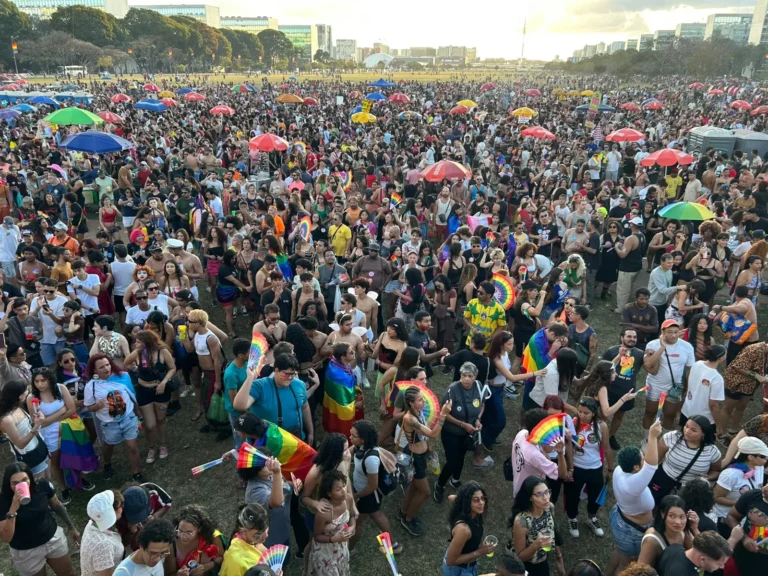 27ª Parada do Orgulho LGBT+ reuniu milhares de pessoas na Esplanada dos Ministérios.