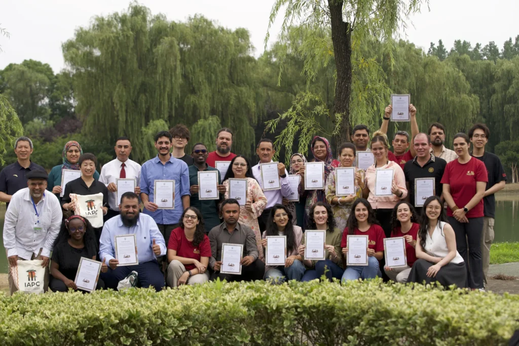 Participantes do Programa Internacional de Capacitação em Gestão Sustentável e Tecnologia de Compostagem Acelerada de Resíduos Orgânicos, realizado em Suzhou, província de Jiangsu, na China.