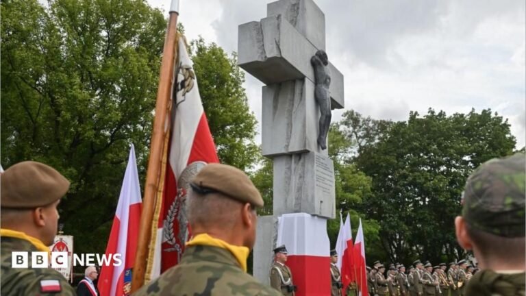 Premiê polonês promete memorial para vítimas de genocídio da WW2