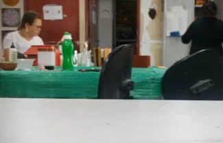 Professora expõe aluna colocando mercúrio em garrafa de água