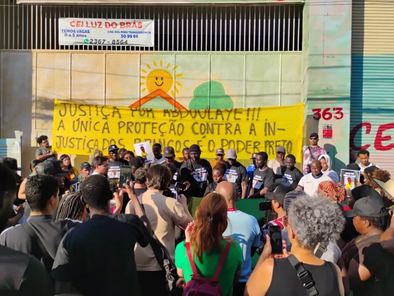 Ato reuniu manifestantes em frente à Creche Luz do Brás.
