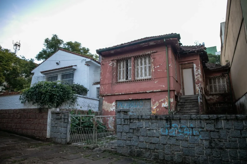Casa de Dyonélio Machado, no bairro Petrópolis, é alvo de disputa judicial para preservar espaços ligados à memória do escritor