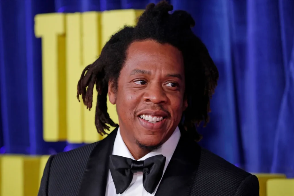 Jay-Z faz Rihanna subir ao palco em show, e artista brinca: ‘Estou meio enferrujada’
