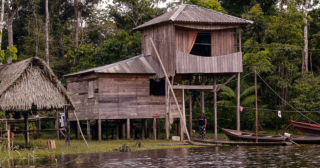 Construção suspensa em região amazônica