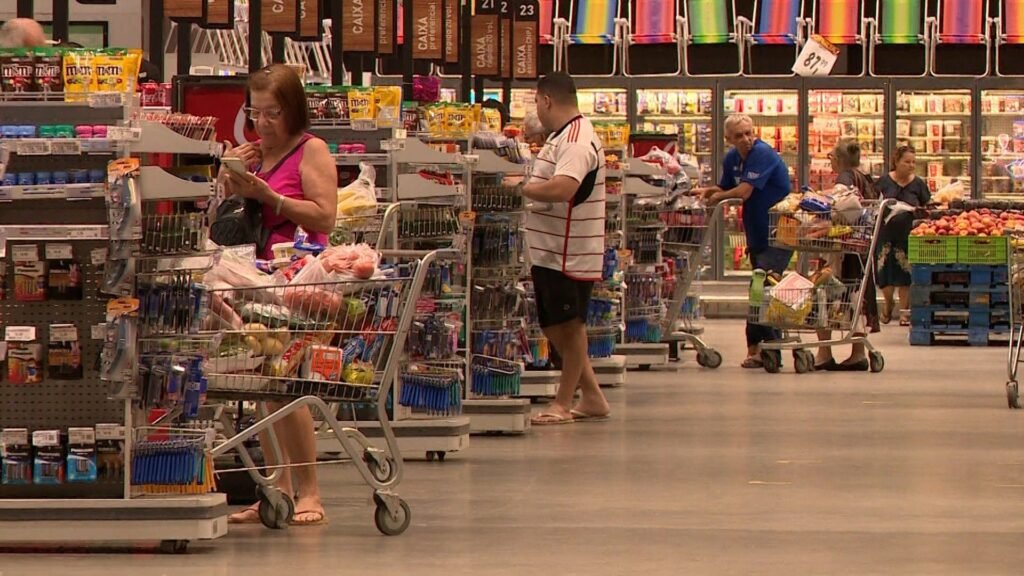 Supermercados fechados aos domingos geram perdas financeiras significativas