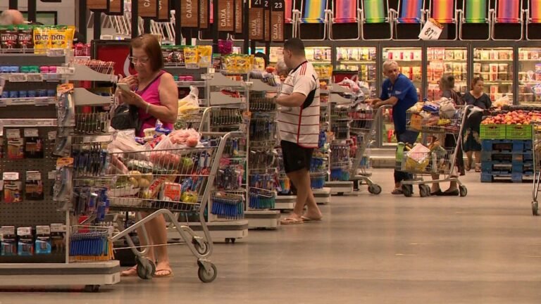 Supermercados fechados aos domingos geram perdas financeiras significativas