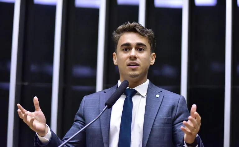 Fotografia do deputado Nikolas Ferreira discursando na Câmara dos Deputados