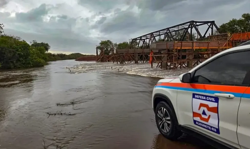Tempestades afetam 143 cidades no RS; alertas de inundação