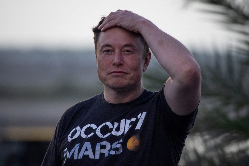 Tesla vê queda nas ações após aumento de investimentos em IA
