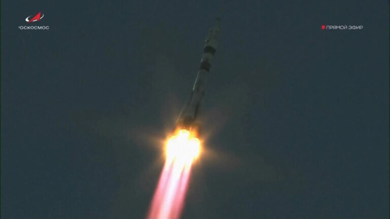 Tripulação dos EUA e Rússia inicia missão à estação espacial