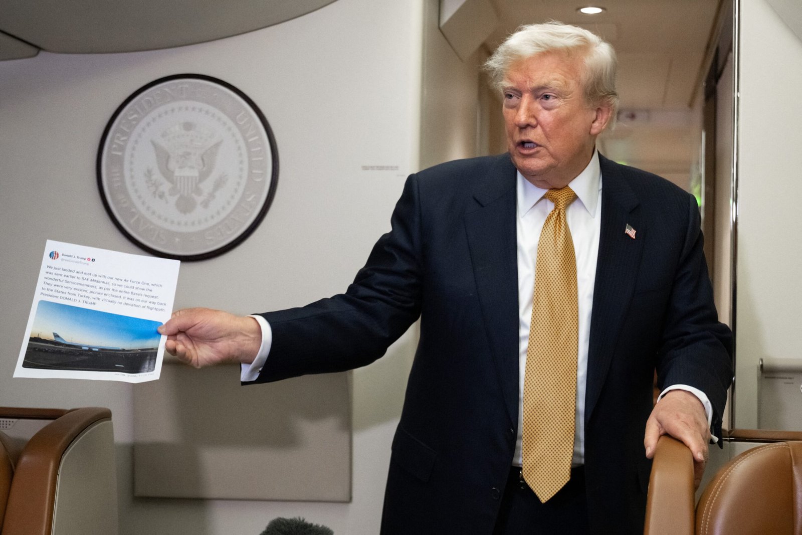 Trump enfrenta críticas por acesso antecipado de posts a bancos