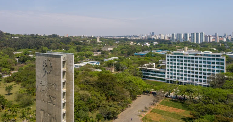 Vista aérea da Praça do Relógio, com a torre do relógio ao centro e ao fundo o prédio da Reitoria da USP