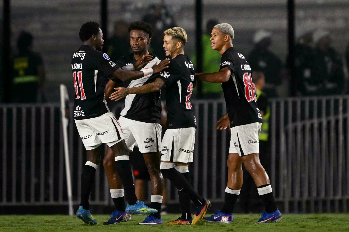 Sob protestos, Vasco evita derrota em casa para Mirassol com golaço no fim