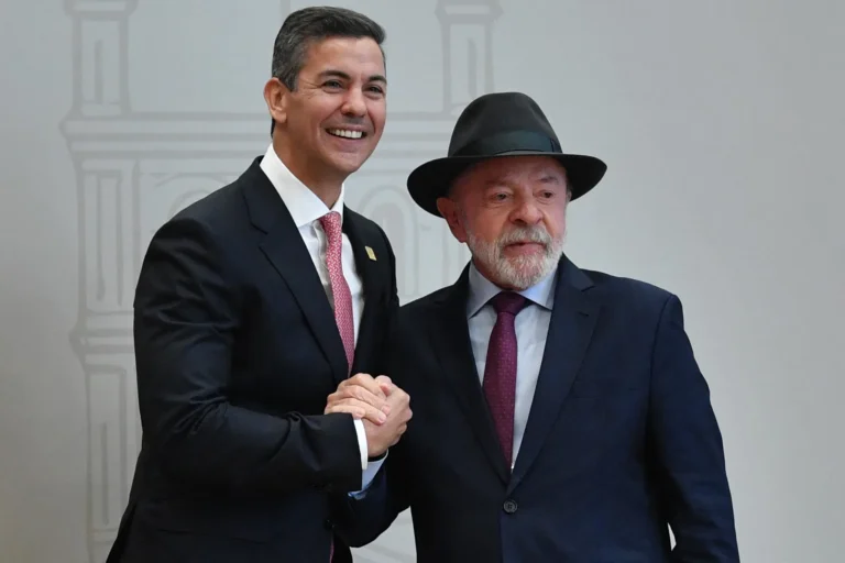 O presidente do Brasil, Luiz Inácio Lula da Silva (à direita), cumprimenta com um aperto de mãos o presidente do Paraguai, Santiago Peña, à sua chegada para a 68ª Cúpula de Chefes de Estado do Mercosul, na sede da Conmebol, em Luque, Paraguai, em 30 de junho de 2026