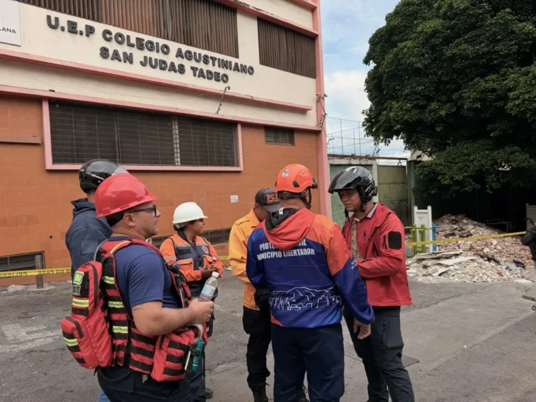 Um grupo de equipes de resgate, bombeiros e agentes da Defesa Civil do Município de Libertador conversa e coordena esforços em frente à fachada principal do Colégio Agustiniano San Judas Tadeo (U.E.P.), em La Pastora, Caracas, Venezuela, em 3 de julho de 2026. Parte do prédio da escola Agustiniano San Judas Tadeo desabou na tarde de sexta-feira, nove dias após o país ter sido atingido por um duplo terremoto. Embora o edifício tivesse sido evacuado devido a danos graves, uma pessoa ficou ferida. Julio Urribarri / Anadolu (Foto de Julio Urribarri / ANADOLU / Anadolu via AFP)