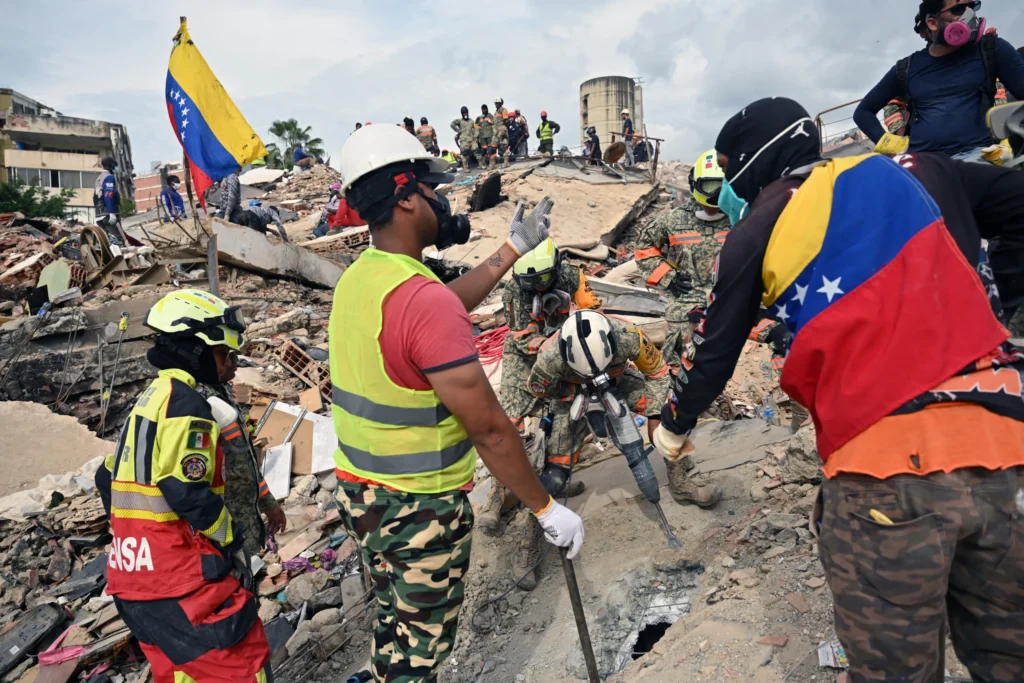 Socorristas mexicanos usam uma perfuratriz hidráulica para buscar possíveis sobreviventes em um prédio desabado em Caraballeda, estado de La Guaira, Venezuela, em 3 de julho de 2026. O número de mortos pelos devastadores terremotos gêmeos da Venezuela subiu para 2.645, com mais de 12.600 feridos, de acordo com novos números oficiais divulgados em 3 de julho.