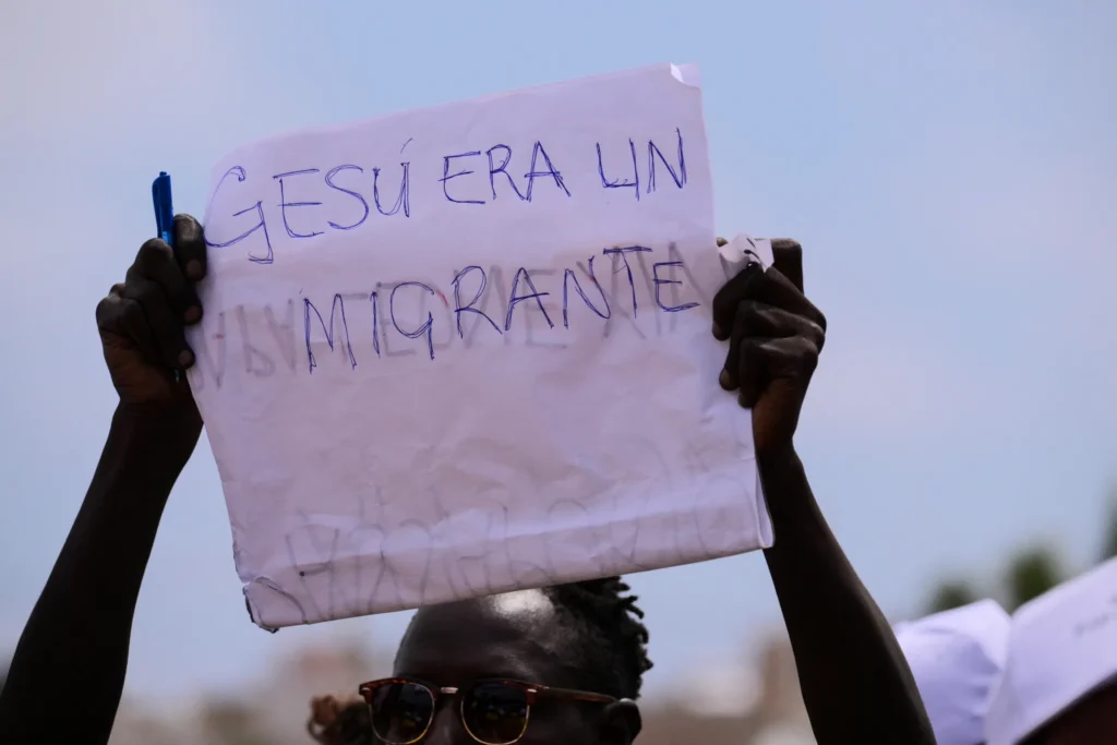 "Jesus era um imigrante", diz cartaz levantado por um fiel na missa celebrada pelo papa