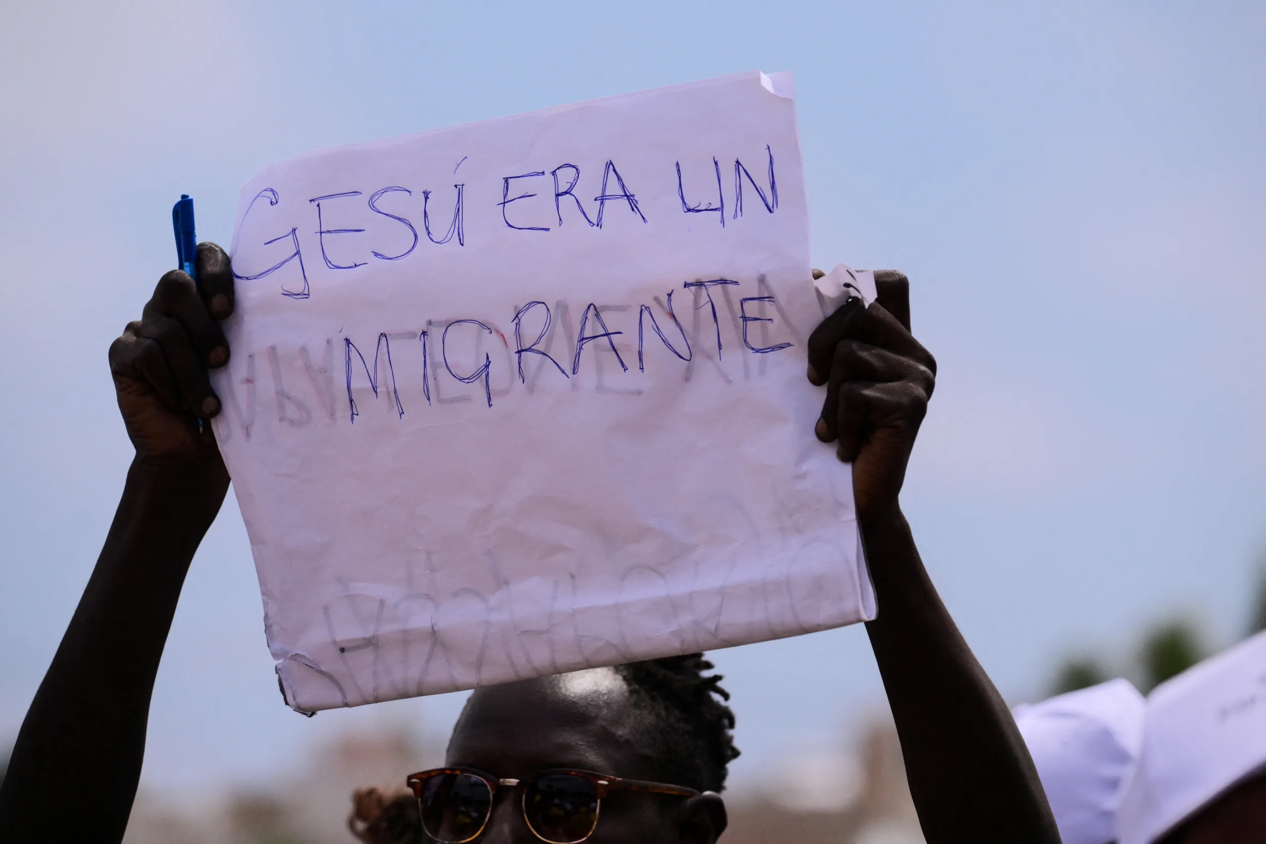 "Jesus era um imigrante", diz cartaz levantado por um fiel na missa celebrada pelo papa