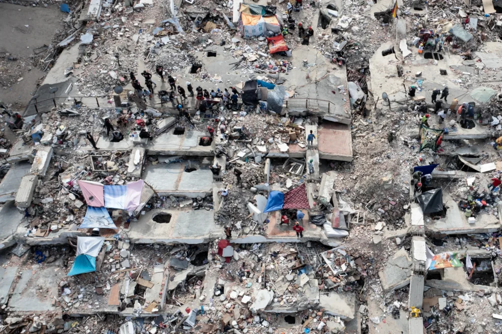 Vista aérea mostra destruição catastrófica nos bairros de Caraballeda e Caribe, na cidade costeira de La Guaira