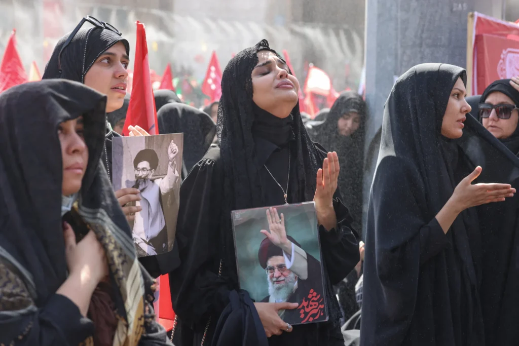 Segundo dia de cerimônias fúnebres em homenagem ao aiatolá Ali Khamenei