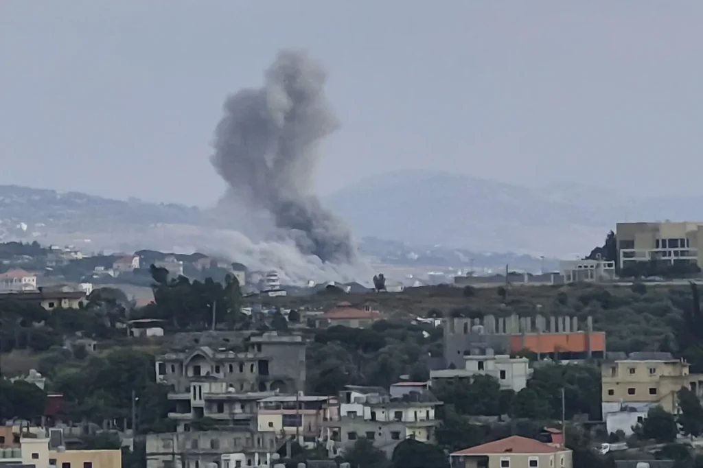 Ataque aéreo israelense à vila de Nabatieh al-Faouqa, no sul do Líbano, em 5 de julho de 2026