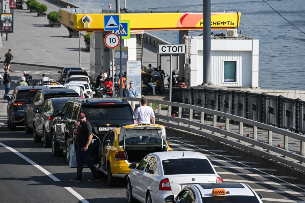 Motoristas enfrentam fila em posto de gasolina em Moscou, em meio à crse de abastecimento na Rússia