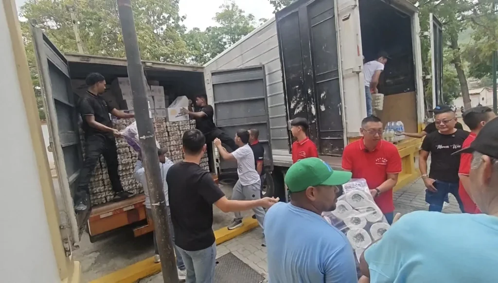 Comunidade chinesa na Venezuela se mobiliza com caminhões, suprimentos de emergência e equipamentos médicos, além de máquinas de construção, equipes de resgate e apoio logístico