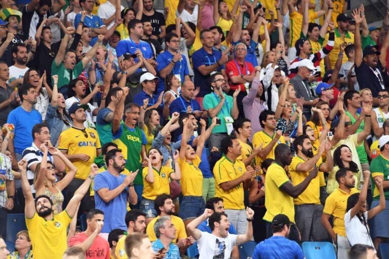 O que esse fenômeno, em que simultaneamente grandes massas estão “festejando” e participando de espetáculos de futebol e outras promovendo a morte de milhares de pessoas em guerras espalhadas pelo mundo, simboliza a respeito da humanidade?