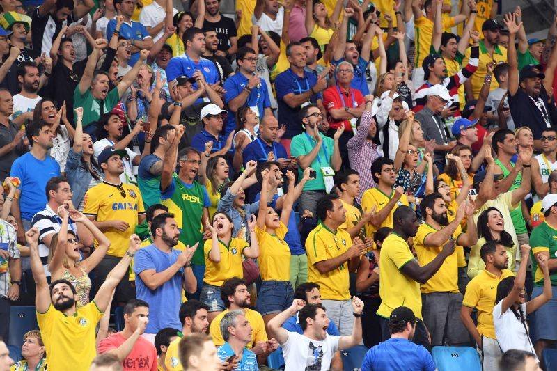 O que esse fenômeno, em que simultaneamente grandes massas estão “festejando” e participando de espetáculos de futebol e outras promovendo a morte de milhares de pessoas em guerras espalhadas pelo mundo, simboliza a respeito da humanidade?
