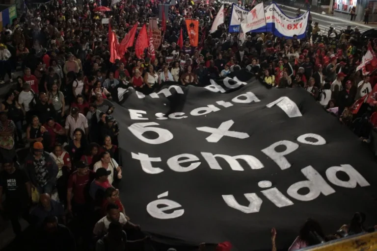 Centenas de manifestantes fecharam uma das pistas da avenida Paulista pelo fim da escala 6x1.