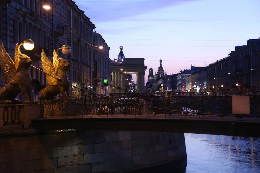 No fenômeno das Noites Brancas, em São Petersburgo, o sol praticamente não se põe e as madrugadas ficam iluminadas por algumas semanas entre maio e junho