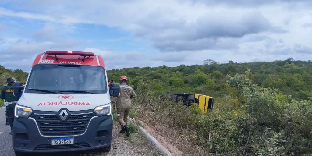 Ônibus com romeiros tomba no Ceará e provoca morte de duas pessoas