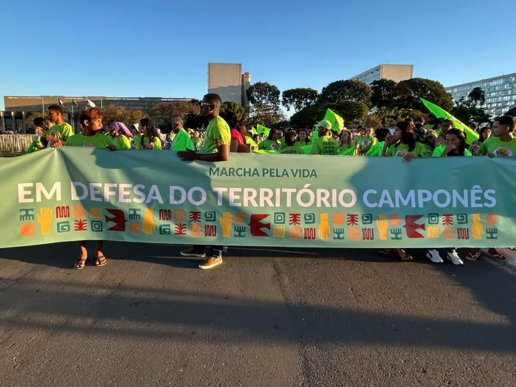 Camponeses de 13 estados percorreram a Esplanada dos Ministérios para cobrar reconhecimento dos territórios, moradia, justiça climática e condições dignas de permanência no campo.