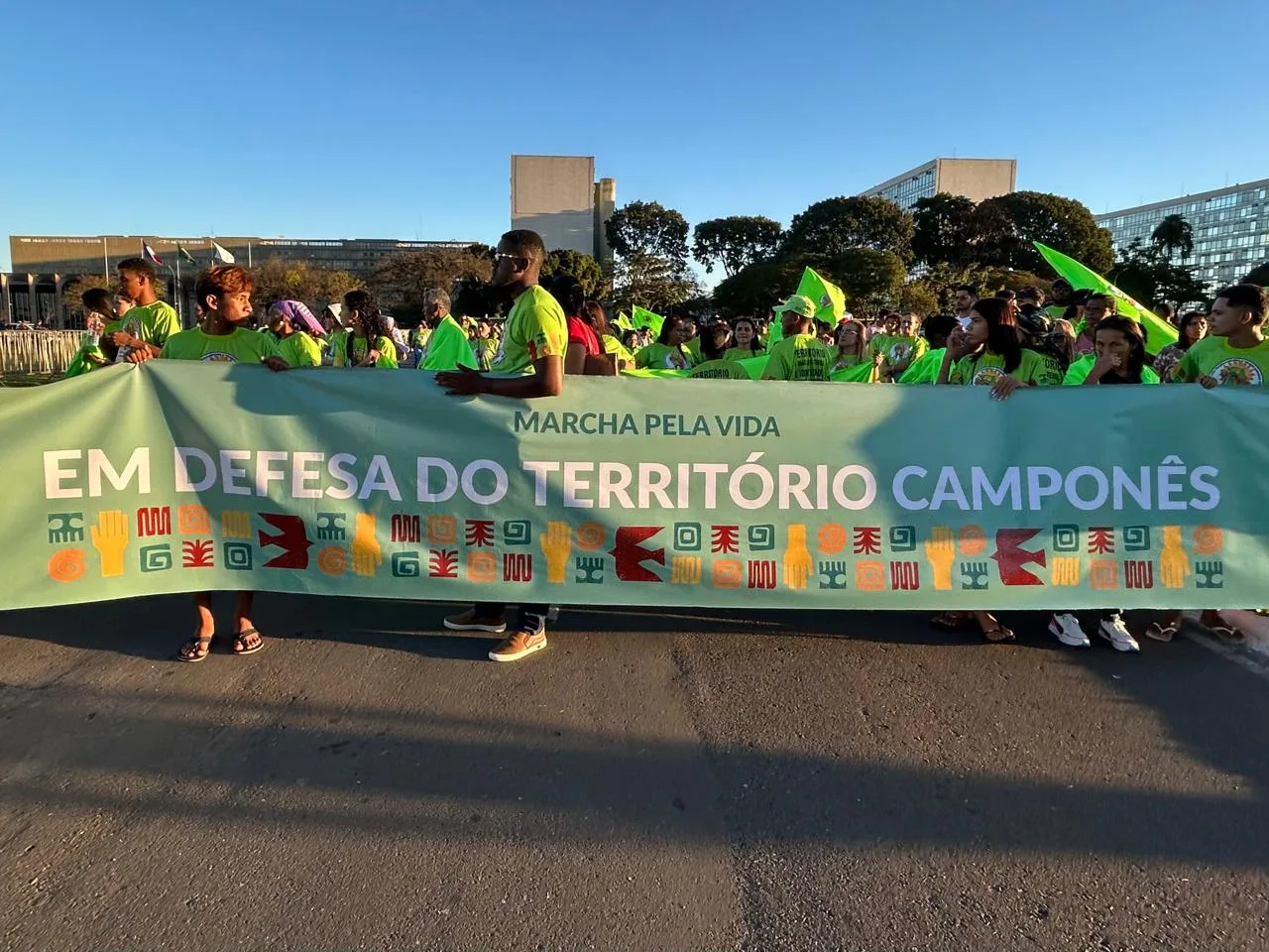 Camponeses de 13 estados percorreram a Esplanada dos Ministérios para cobrar reconhecimento dos territórios, moradia, justiça climática e condições dignas de permanência no campo.