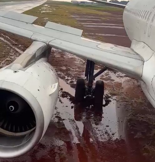 Avião da Latam sai da pista em pouso no Paraná; todos a salvo