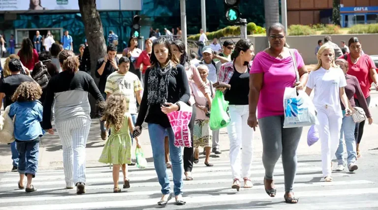 Brasil alcança 214,2 milhões e 15 cidades acima de 1 milhão em 2026