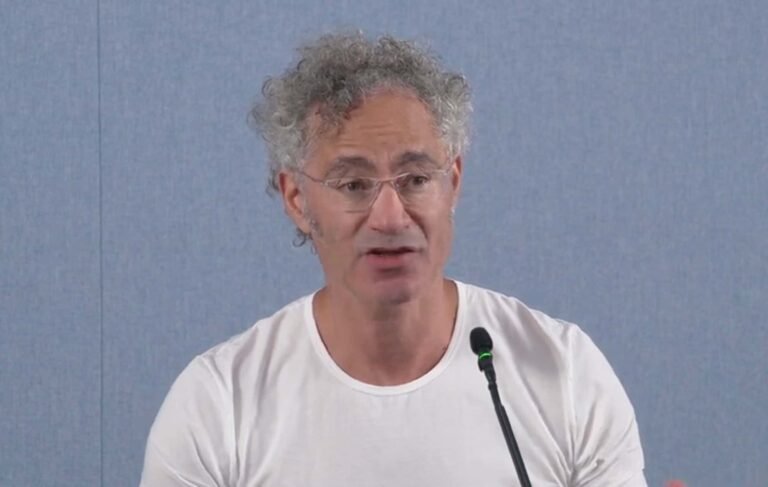 CEO critica setor de IA como "marxista" após lucro bilionário