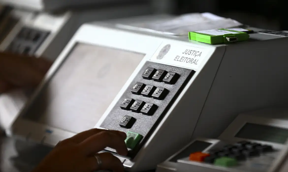 Candidatos intensificam agendas com entrevistas, sabatinas e atos