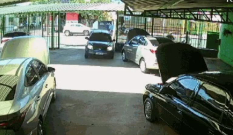 Surpreendente! Após batida em cruzamento, carro 'estaciona' em loja; VEJA