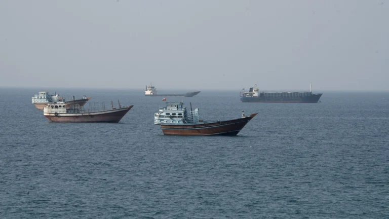 Conflito no Irã impulsiona países do Golfo a evitar Estreito de Ormuz