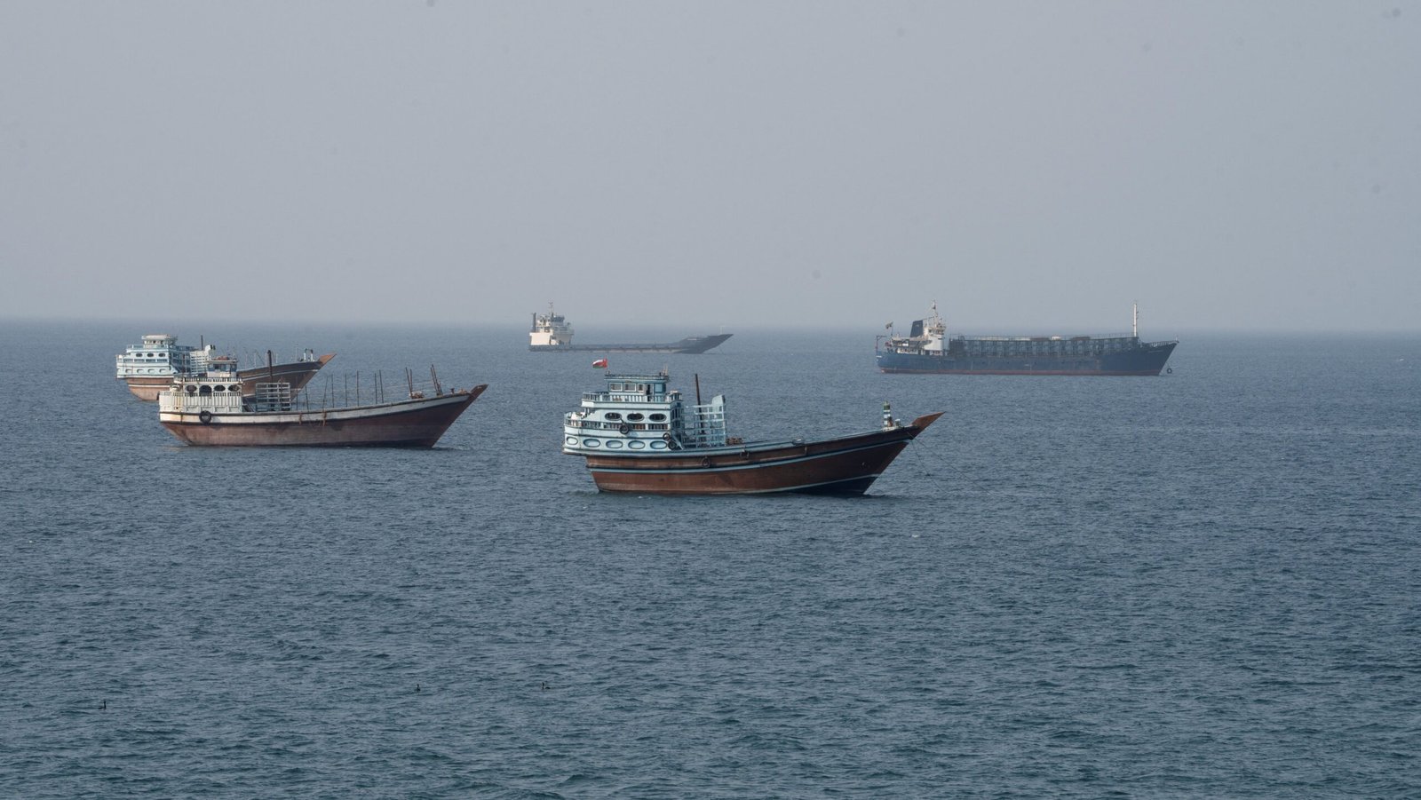 Conflito no Irã impulsiona países do Golfo a evitar Estreito de Ormuz